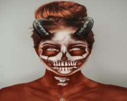 Marie has some fantastic skills of makeup which she flaunts through her videos and pictures.